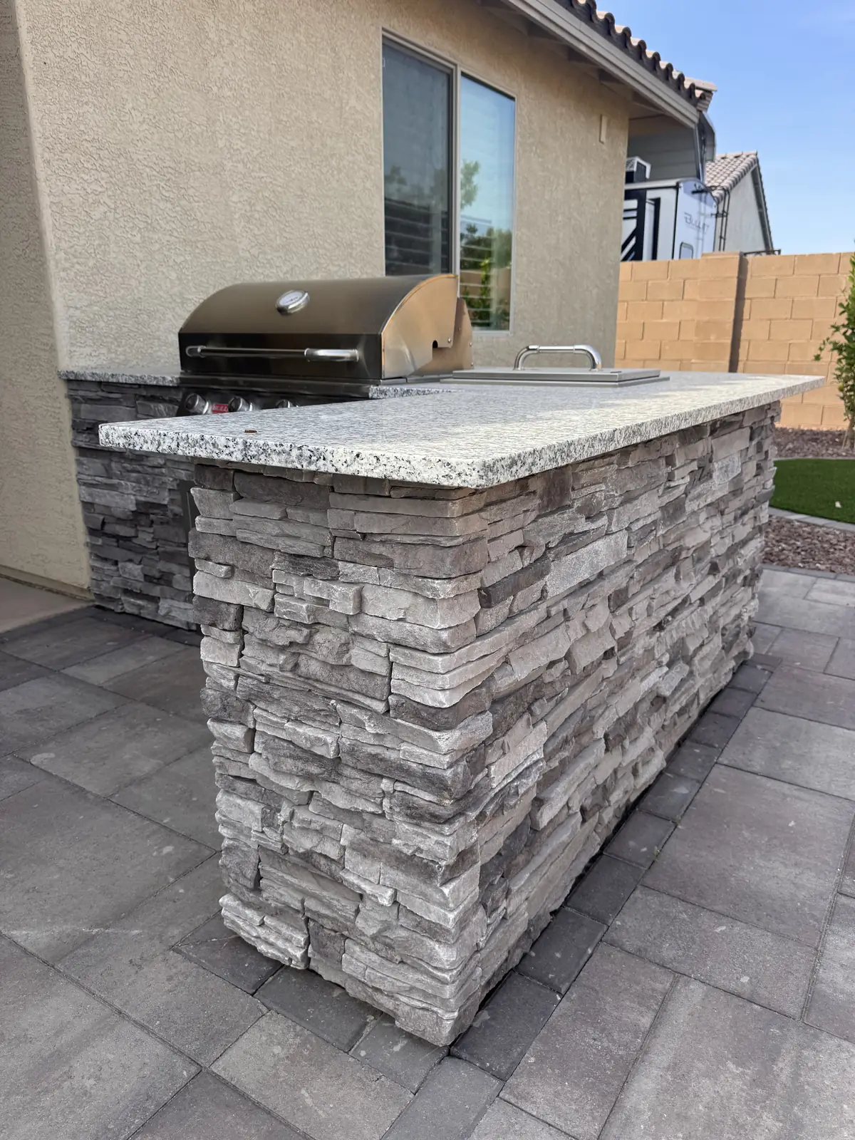 Outdoor kitchen l shaped granite island